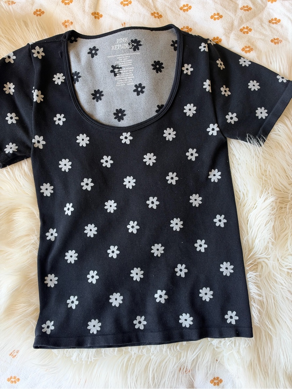 Pink Republic Black Short Sleeve Scoop Neck Tee with White Daisy Print